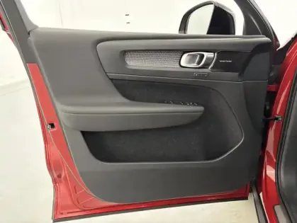 Photo 10 Volvo XC40 T3 163ch R-Design Geartronic 8 Suréquipé + Toit ouvrant