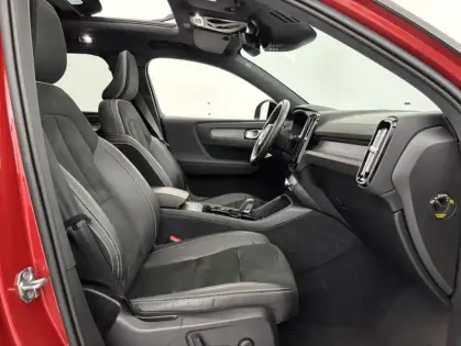 Photo 13 Volvo XC40 T3 163ch R-Design Geartronic 8 Suréquipé + Toit ouvrant