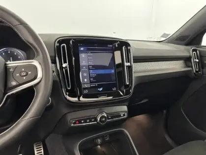 Photo 11 Volvo XC40 T3 163ch R-Design Geartronic 8 Suréquipé + Toit ouvrant