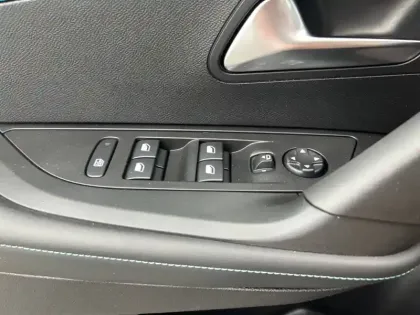 Photo 42 Peugeot 2008  PureTech 130 S&S BVM6