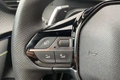 Photo 24 Peugeot 208  Hybrid 110 e-DCS6
