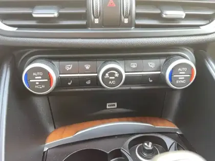 Photo 32 Alfa Romeo Giulia  2.2 180 ch AT8 Q4