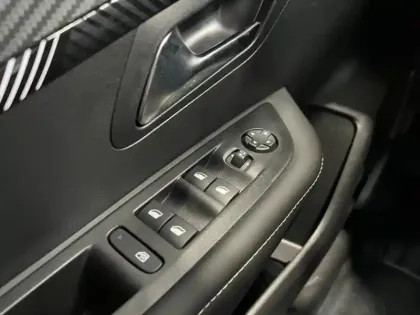 Photo 14 Peugeot 208  1.2 Hybrid 110 Allure e-DCS6 Radars Carplay