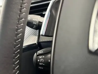 Photo 13 Peugeot 208  1.2 Hybrid 110 Allure e-DCS6 Radars Carplay