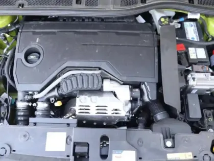 Photo 11 Peugeot 208  1.2 Hybrid 110ch GT e-DCS6