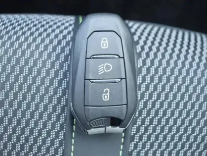 Photo 14 Peugeot 208  1.2 Hybrid 110ch GT e-DCS6