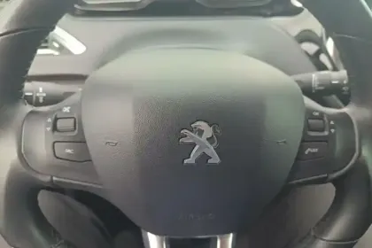 Photo 18 Peugeot 208  PureTech 82ch S&S BVM5 6.2 Evap