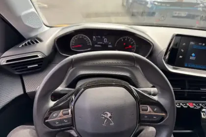 Photo 16 Peugeot 208  PureTech 75 S&S BVM5