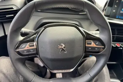 Photo 17 Peugeot 208  PureTech 75 S&S BVM5