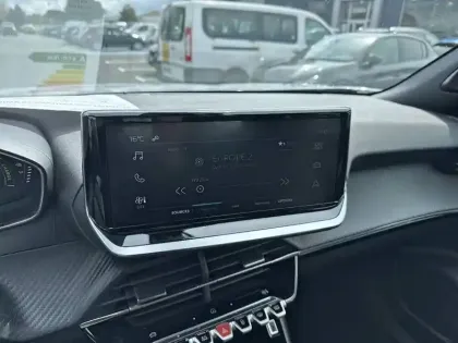 Photo 7 Peugeot 2008  Electrique 50 kWh 136 ch