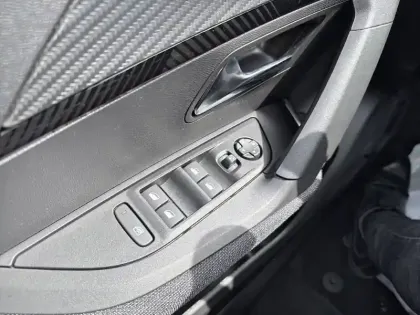Photo 13 Peugeot 2008  Electrique 50 kWh 136 ch