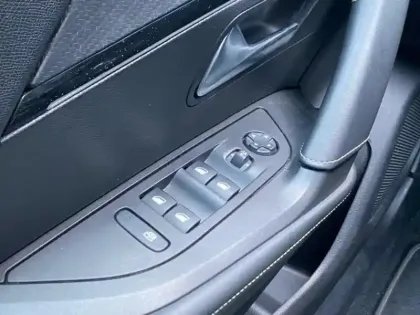 Photo 5 Peugeot 2008  e- 136ch GT