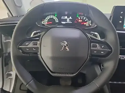 Photo 8 Peugeot 2008  PureTech 130 S&S EAT8