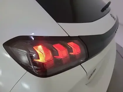 Photo 16 Peugeot 208  PureTech 100 S&S BVM6