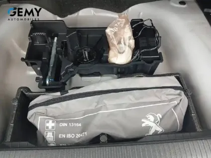 Photo 21 Peugeot 2008  PureTech 100 S&S BVM6
