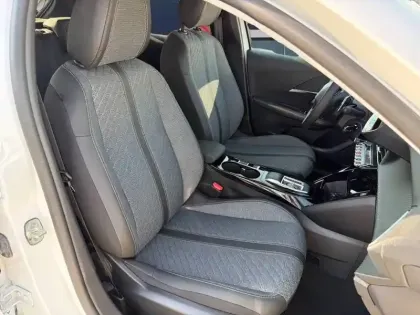 Photo 18 Peugeot 208  Hybrid 100 e-DCS6