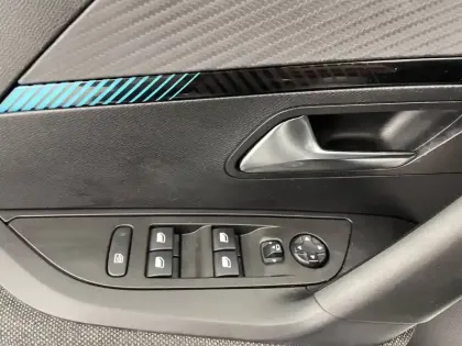 Photo 31 Peugeot 2008  PureTech 100 S&S BVM6