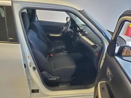 Photo 11 Suzuki Swift  1.2 Hybrid 83ch Privilège