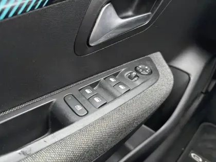 Photo 18 Peugeot 208  Electrique 50 kWh 136ch