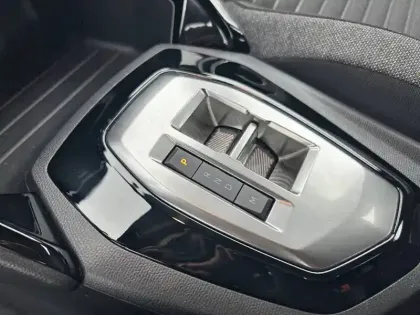 Photo 13 Peugeot 2008  Hybrid 136 e-DCS6