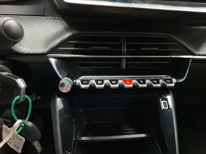 Photo 23 Peugeot 2008  PureTech 100 S&S BVM6