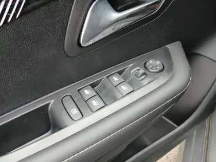 Photo 19 Peugeot 208  Electrique 136 ch 50 kWh