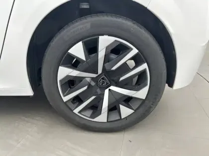 Photo 32 Peugeot 208  Hybrid 100 e-DCS6