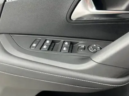 Photo 11 Peugeot 2008  Electrique 54 kWh 156 ch