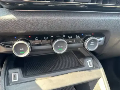 Photo 14 Citroën C4 e- 136 ch Automatique