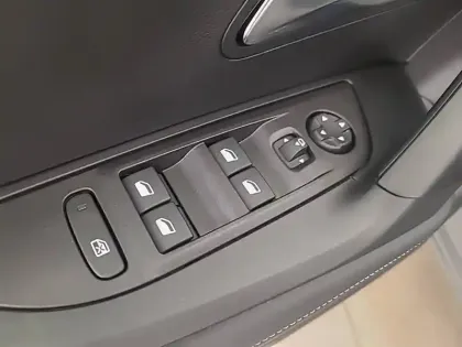 Photo 30 Peugeot 2008  100 S&S BVM6