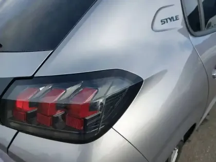 Photo 16 Peugeot 208  PureTech 75 S&S BVM5