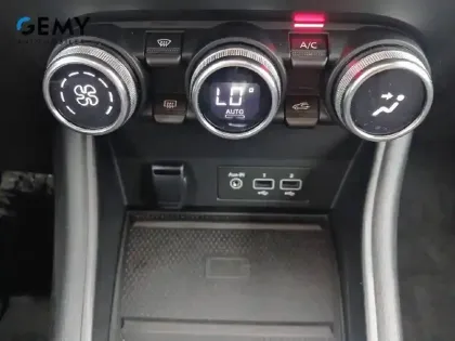 Photo 20 Renault Captur  TCe 140 EDC - 21