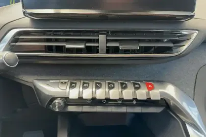 Photo 18 Peugeot 3008  Hybrid 180 e-EAT8