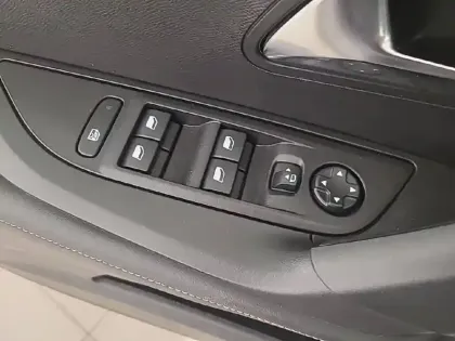 Photo 24 Peugeot 2008  Electrique 54 kWh 156 ch