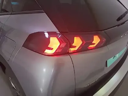Photo 37 Peugeot 2008  PureTech 130 S&S EAT8