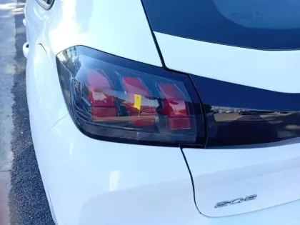 Photo 16 Peugeot 208  PureTech 75 S&S BVM5