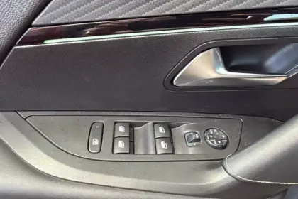 Photo 30 Peugeot 2008  PureTech 130 S&S BVM6