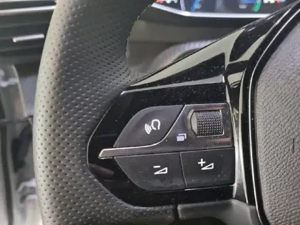 Photo 51 Peugeot 208  Hybrid 145 ch e-DCS6