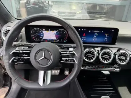 Photo 15 Mercedes Classe A  200 d AMG Line