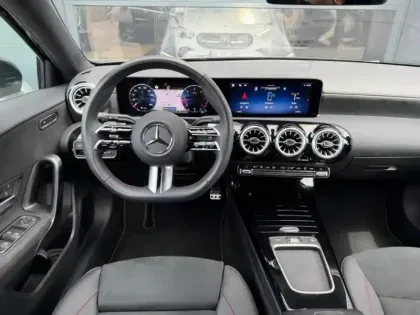 Photo 10 Mercedes Classe A  200 d AMG Line