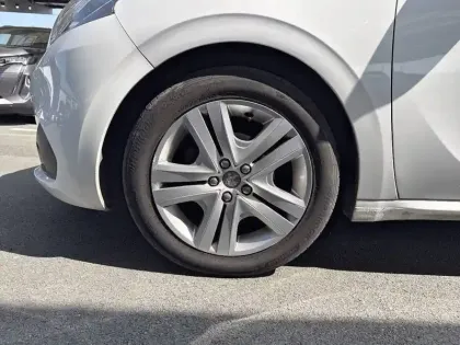 Photo 12 Peugeot 208  1.6 BlueHDi 75ch BVM5