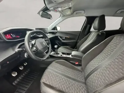 Photo 11 Peugeot 2008  PureTech 130 S&S BVM6