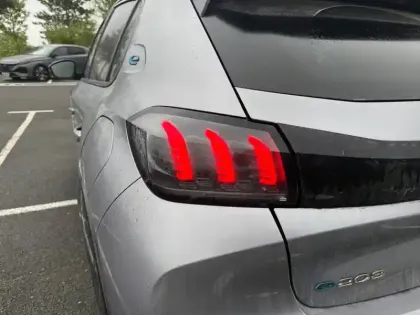 Photo 9 Peugeot 208  Electrique 50 kWh 136ch