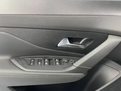 Photo 31 Peugeot 408  Hybrid 145 e-DCS6