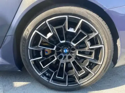 Photo 8 BMW Serie 5 M5 4.4 V8 PHEV 727ch (585+197)