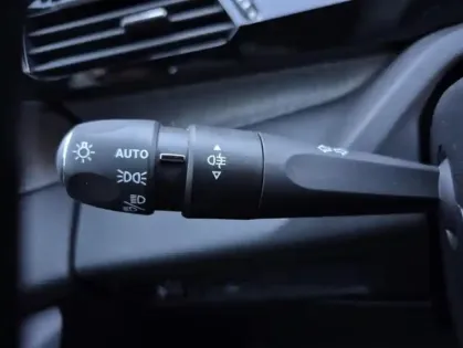 Photo 16 Peugeot 408 Hybrid 136 e-DCS6 ALLURE