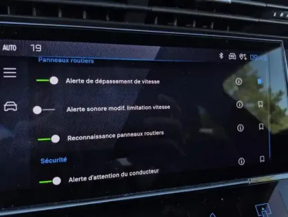 Photo 12 Peugeot 408 Hybrid 136 e-DCS6 ALLURE