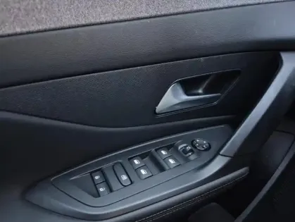 Photo 33 Peugeot 408 Hybrid 136 e-DCS6 ALLURE