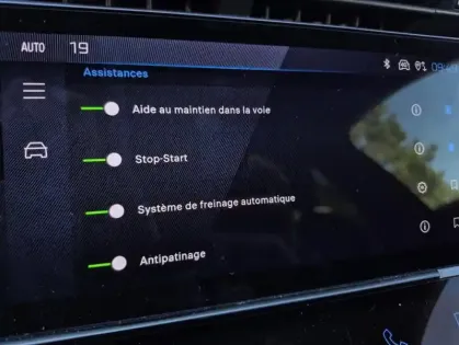 Photo 13 Peugeot 408 Hybrid 136 e-DCS6 ALLURE