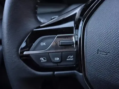 Photo 17 Peugeot 408 Hybrid 136 e-DCS6 ALLURE
